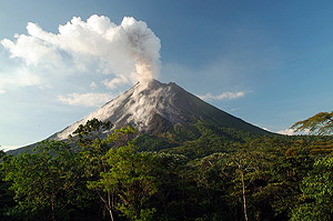 Arenal Vulkan, Costa Rica © Denali55 | dreamstime.com