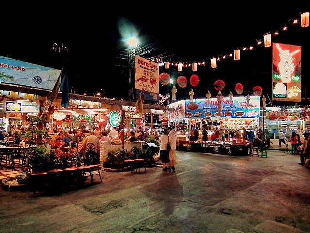 Chiang Mai Nachtmarkt - calflier001 https://commons.wikimedia.org Chiang Mai