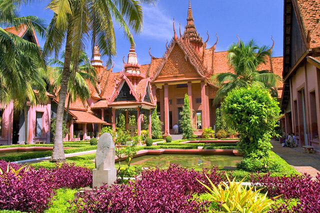 Nationalmuseum Phnom Penh - Artur Bugacki, dreamstime.com Phnom Penh
